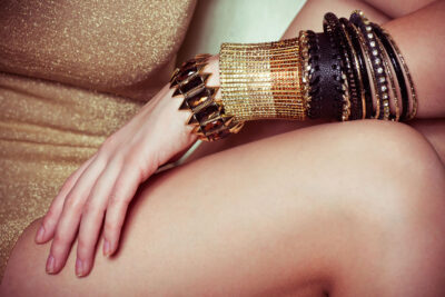 Accumulation de bijoux : comment adopter la tendance sans en faire trop ?