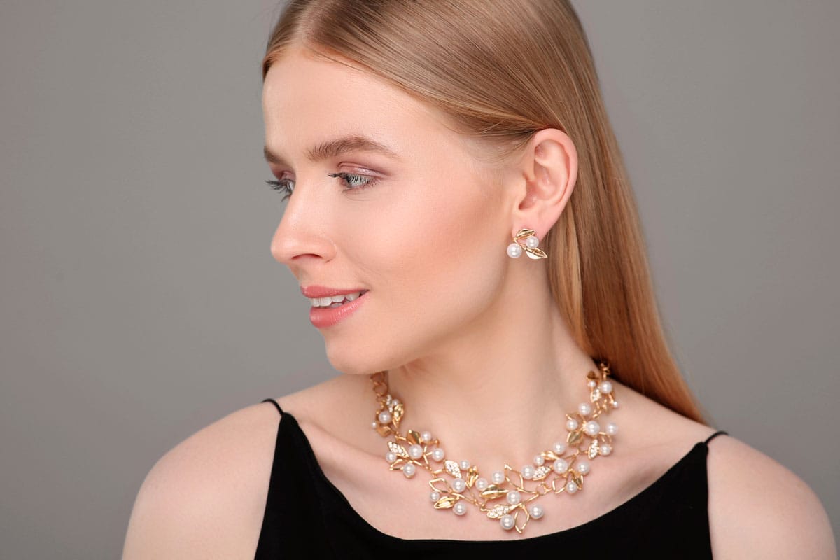 Bien associer bijoux, coiffure et maquillage : les astuces des pros