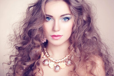 Bijoux pour visage rond, ovale, allongé : comment choisir ?