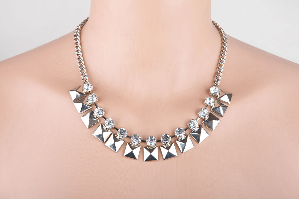 Collier tendance 2025 : les modèles incontournables à adopter cette année
