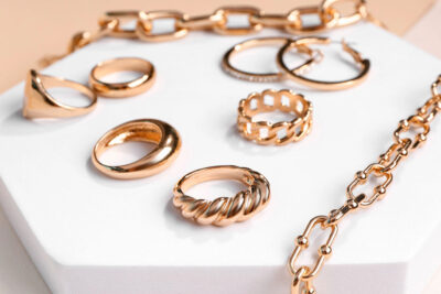 Comment bien choisir la taille de sa bague, chaîne ou bracelet ?