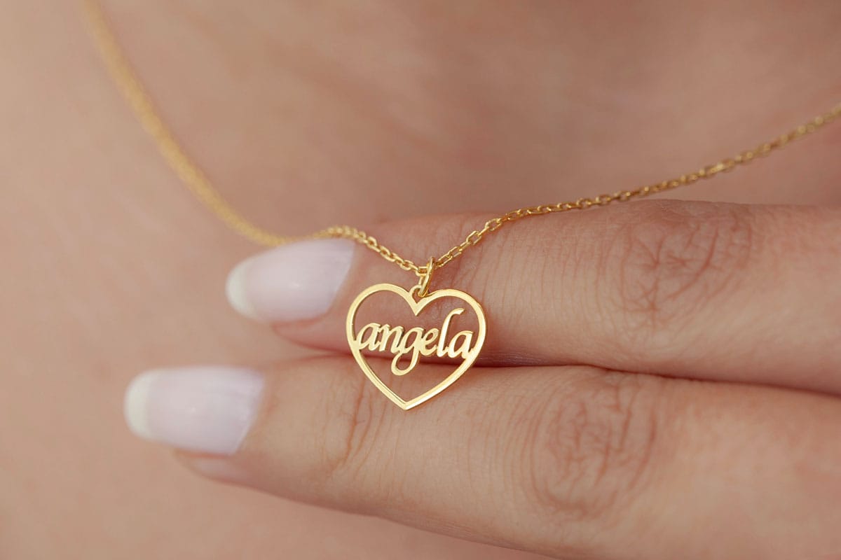 Offrir un bijou personnalisé : gravure, symbole et conseils pour un cadeau unique