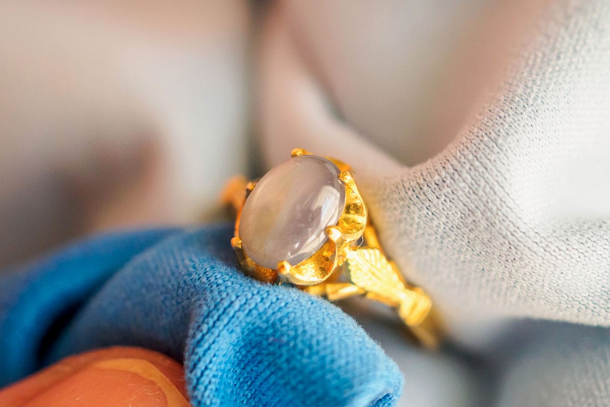Pourquoi mon collier doré noircit ?