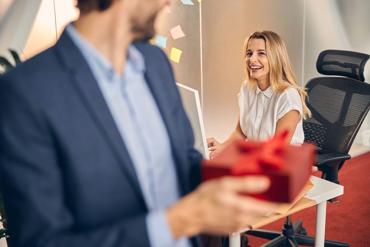Quel bijou offrir à une collègue de travail sans se tromper ?