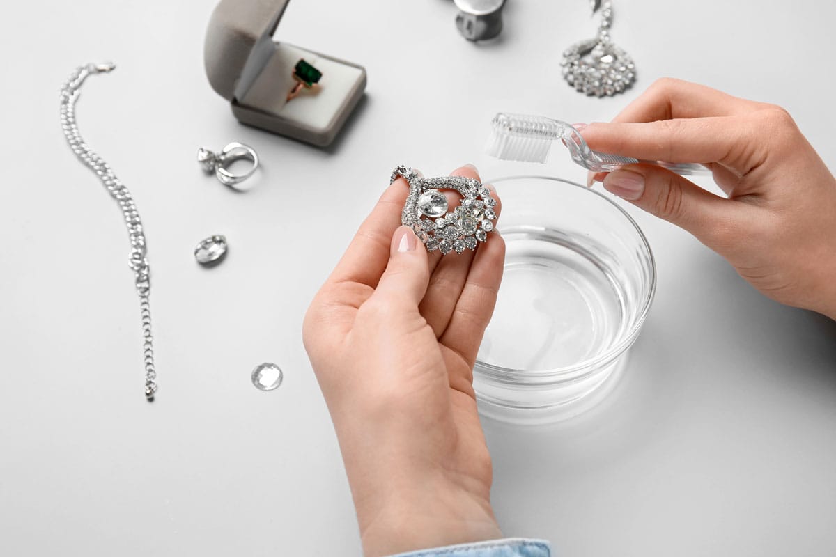 Quels produits utiliser (ou éviter) pour nettoyer ses bijoux ?